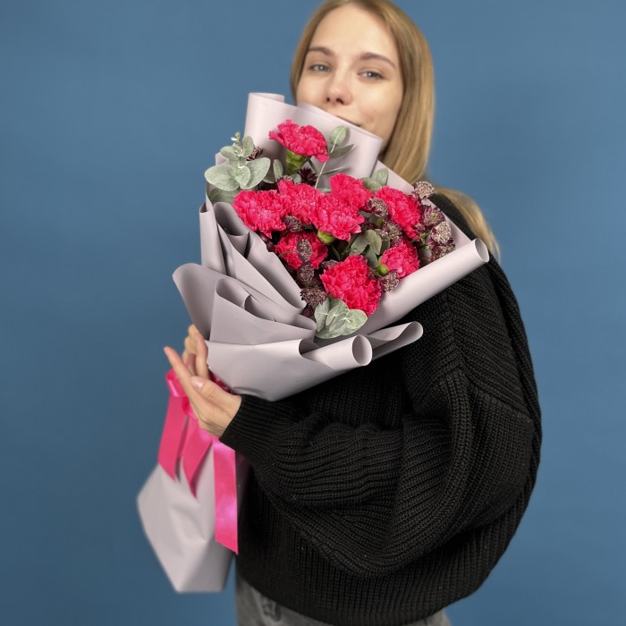 9 малиновых гвоздик с эвкалиптом