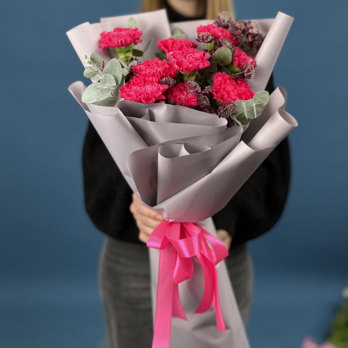 9 малиновых гвоздик с эвкалиптом