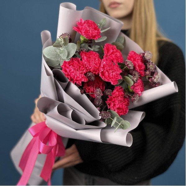 9 малиновых гвоздик с эвкалиптом
