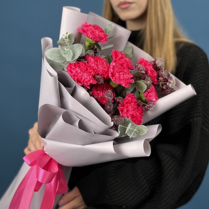 9 малиновых гвоздик с эвкалиптом