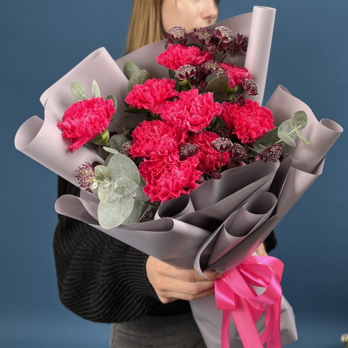 9 малиновых гвоздик с эвкалиптом