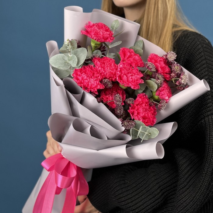 9 малиновых гвоздик с эвкалиптом