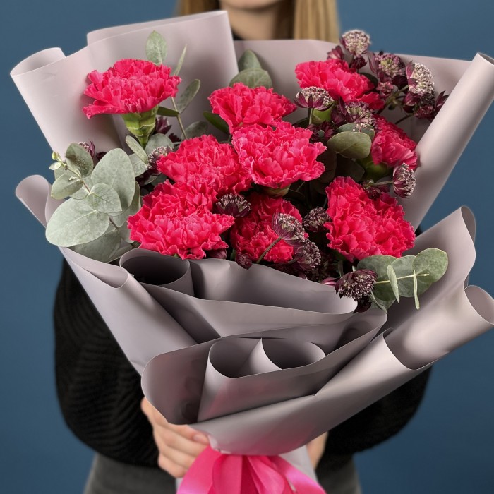 9 малиновых гвоздик с эвкалиптом