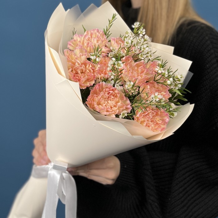 9 нежных персиковых гвоздик