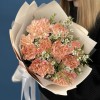 9 нежных персиковых гвоздик