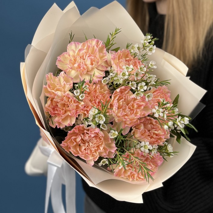 9 нежных персиковых гвоздик