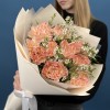 9 нежных персиковых гвоздик