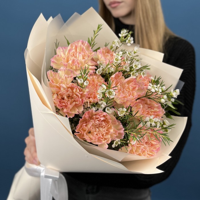 9 нежных персиковых гвоздик