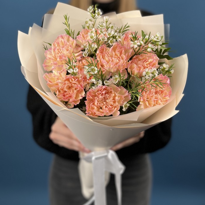 9 нежных персиковых гвоздик