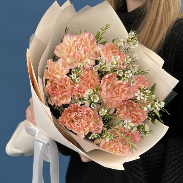 9 нежных персиковых гвоздик