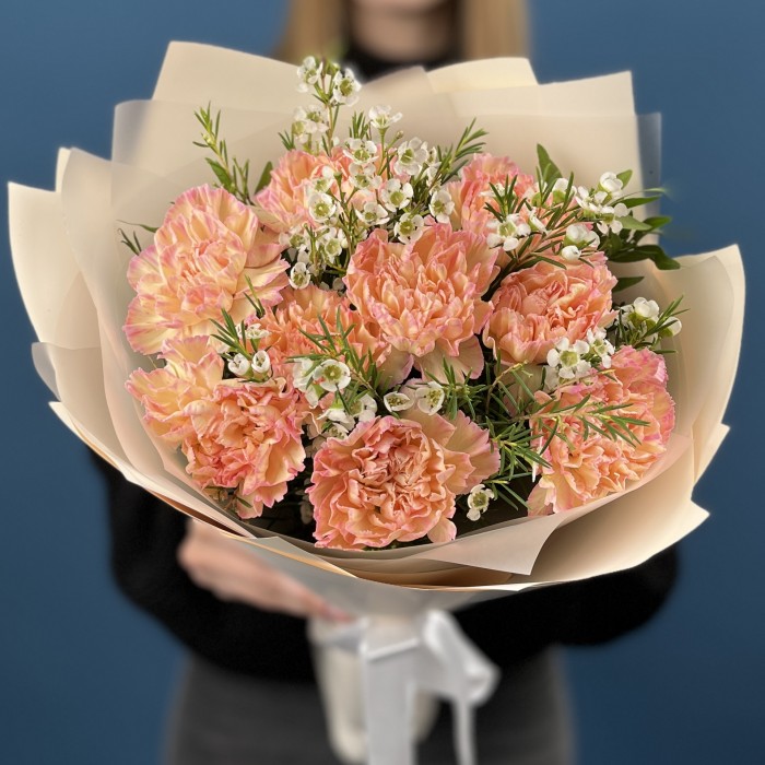 9 нежных персиковых гвоздик