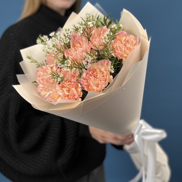 9 нежных персиковых гвоздик