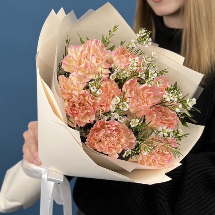 9 нежных персиковых гвоздик