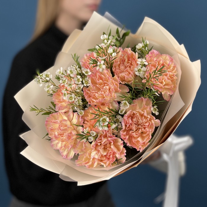 9 нежных персиковых гвоздик