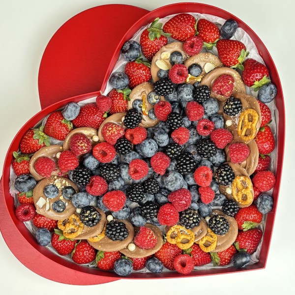 Большое сердце свежих ягод и шоколада
