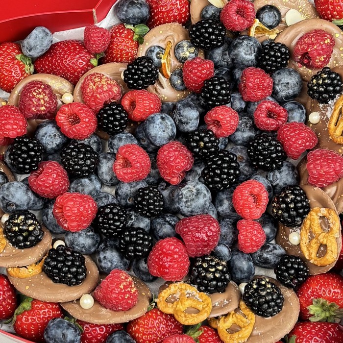 Большое сердце свежих ягод и шоколада