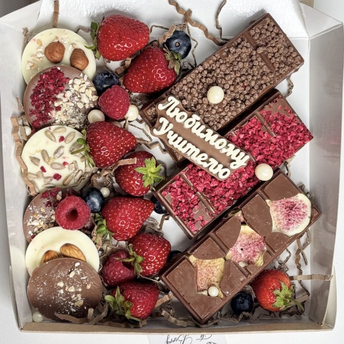 Большой набор шоколада с ягодами учителю