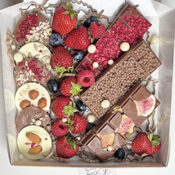 Большой набор шоколада с ягодами