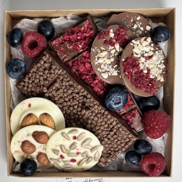 Подарочный набор шококлада с ягодами