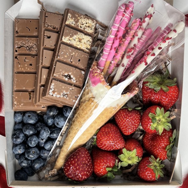 Подарочный набор сладостей и ягод