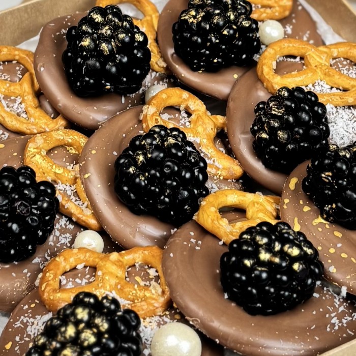 Шоколад ручной работы с ежевикой