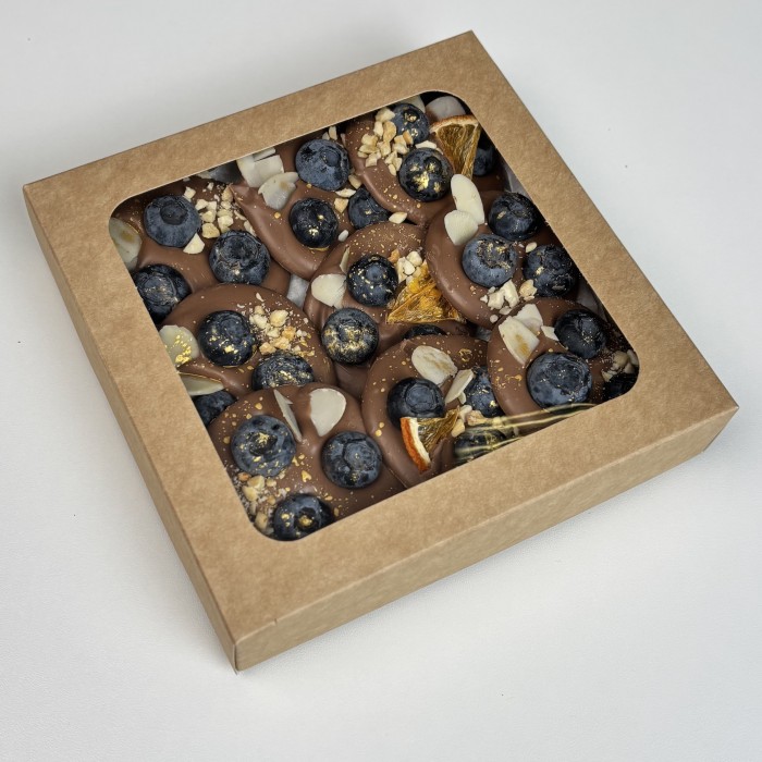 Шоколад ручной работы с голубикой и орехами