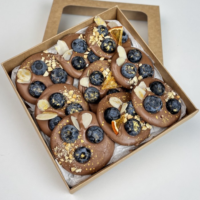 Шоколад ручной работы с голубикой и орехами