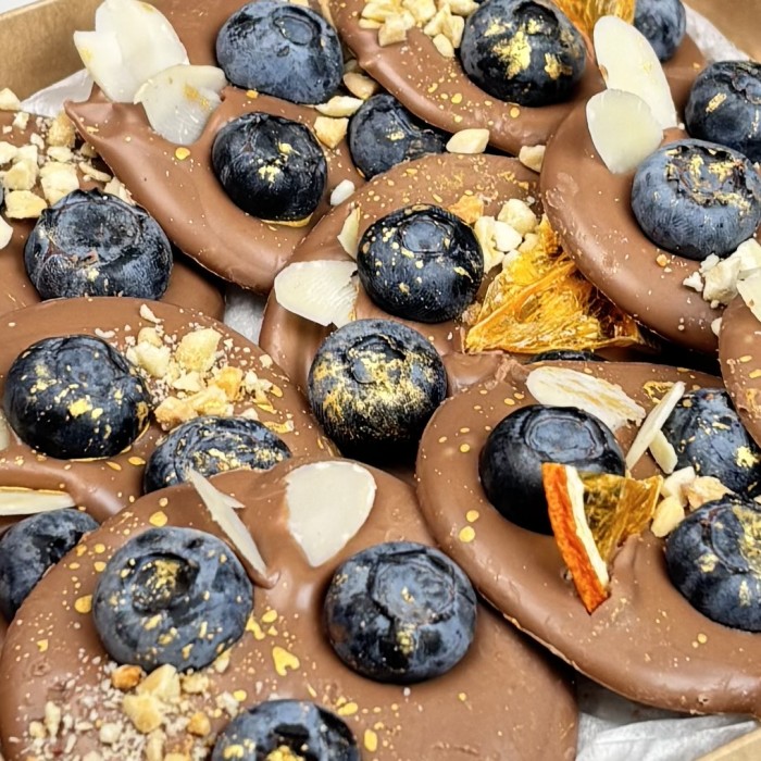 Шоколад ручной работы с голубикой и орехами