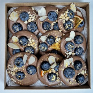 Шоколад ручной работы с голубикой и орехами Шоколад ручной работы с голубикой и орехами