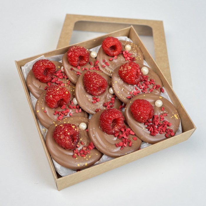 Шоколад ручной работы с малиной