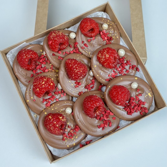 Шоколад ручной работы с малиной