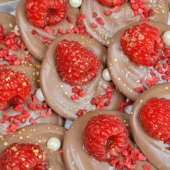 Шоколад ручной работы с малиной