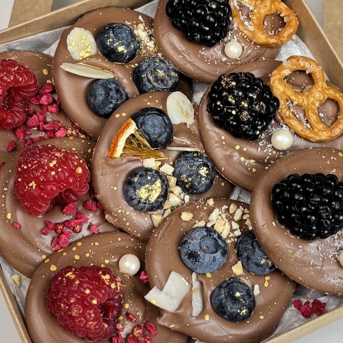 Шоколад ручной работы с ягодами