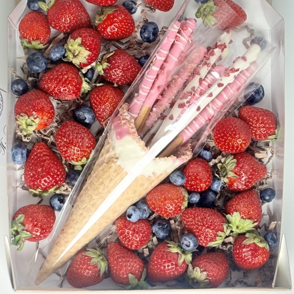 Сладкий набор из соломки в розовом шоколаде с ягодами