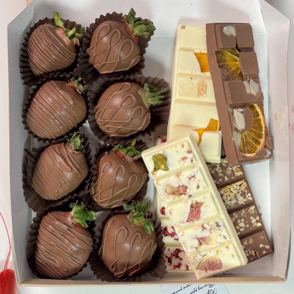 Клубника в шоколаде с авторскими плитками шоколада