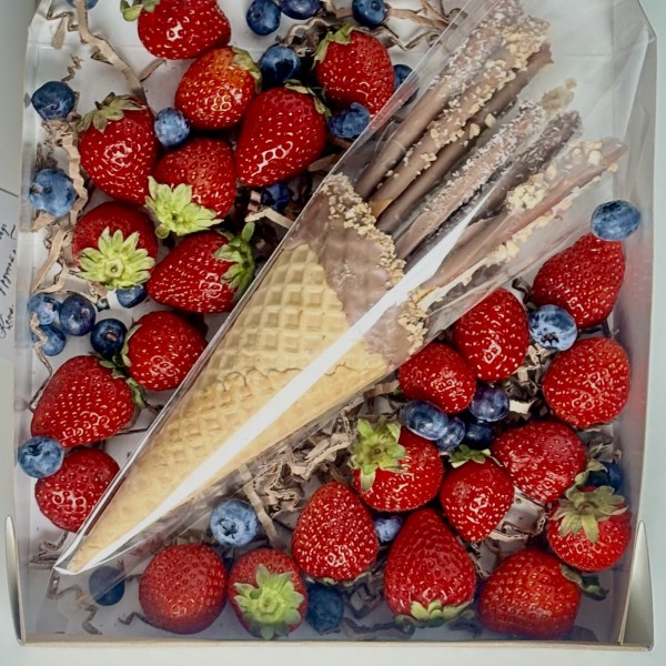 Сладкий набор из ягод и соломки в молочном шоколаде