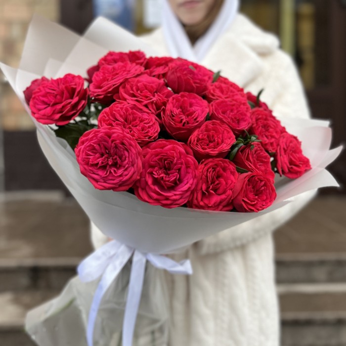 11 красных кустовых роз Ред Пиано 40 см