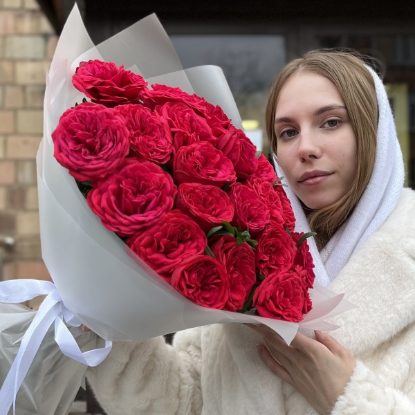 11 красных кустовых пионовидных роз Ред Пиано 60 см