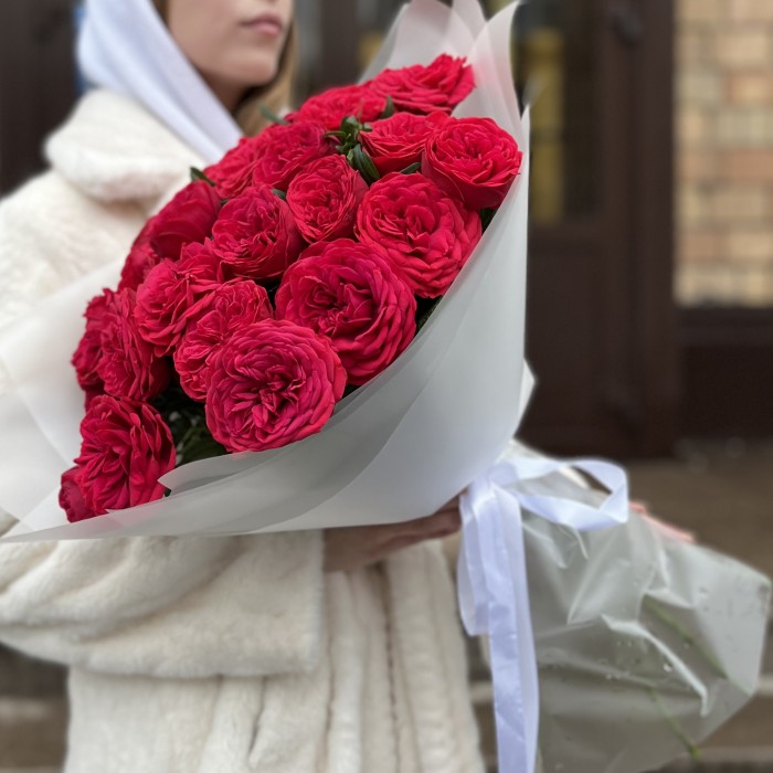 11 красных кустовых пионовидных роз Ред Пиано 60 см