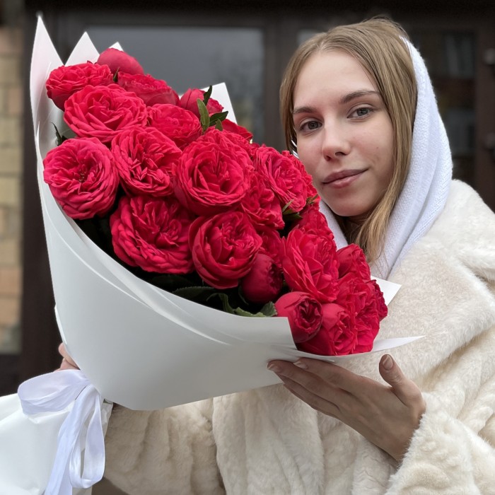 15 красных кустовых пионовидных роз Ред Пиано 40 см