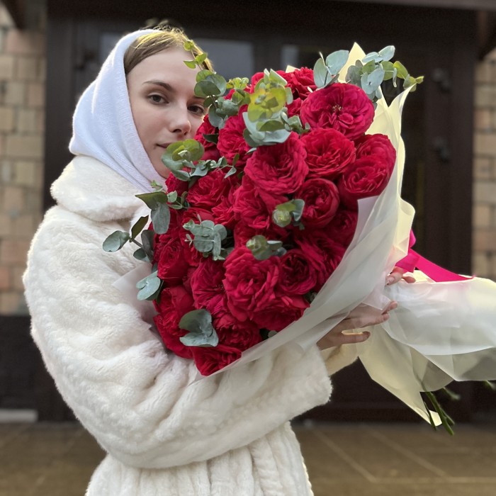 15 красных кустовых пионовидных роз Ред Пиано 60 см с эвкалиптом