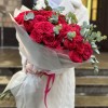 15 красных кустовых пионовидных роз Ред Пиано 70 см с эвкалиптом