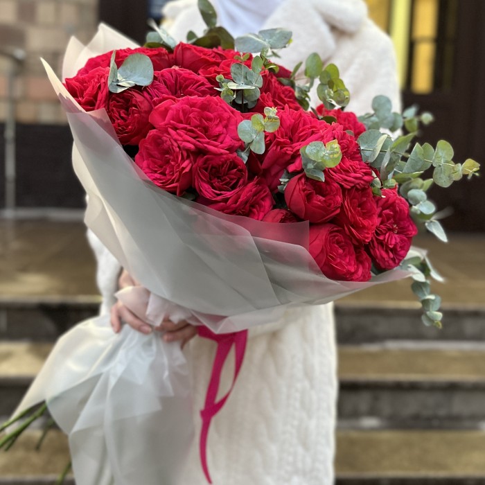 15 красных кустовых пионовидных роз Ред Пиано 70 см с эвкалиптом