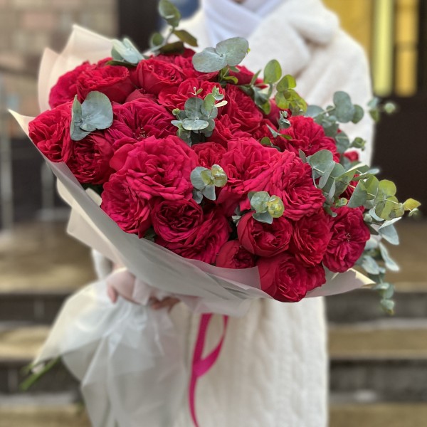 15 красных кустовых пионовидных роз Ред Пиано 70 см с эвкалиптом