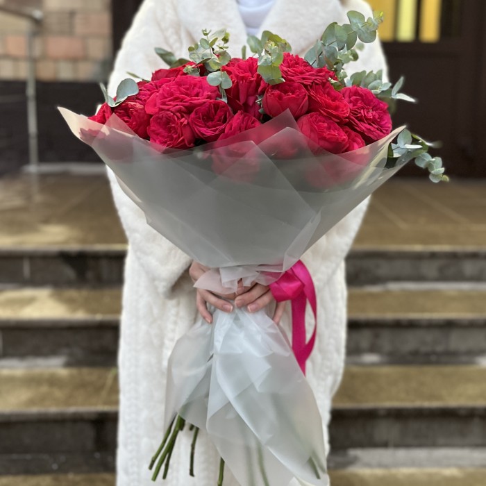 15 красных кустовых пионовидных роз Ред Пиано 70 см с эвкалиптом