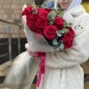 15 красных кустовых пионовидных роз Ред Пиано 70 см с эвкалиптом