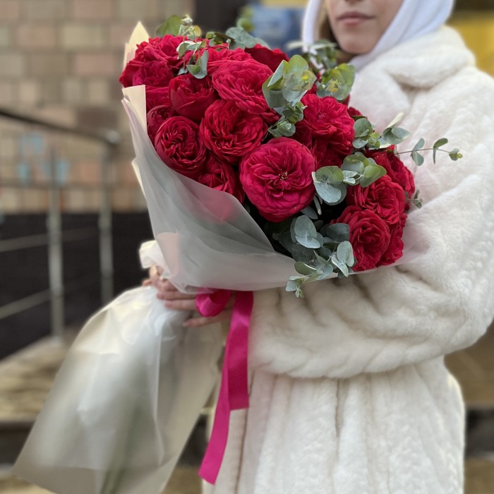 15 красных кустовых пионовидных роз Ред Пиано 70 см с эвкалиптом