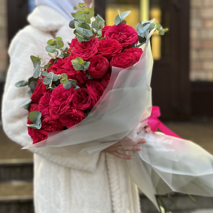 15 красных кустовых пионовидных роз Ред Пиано 70 см с эвкалиптом