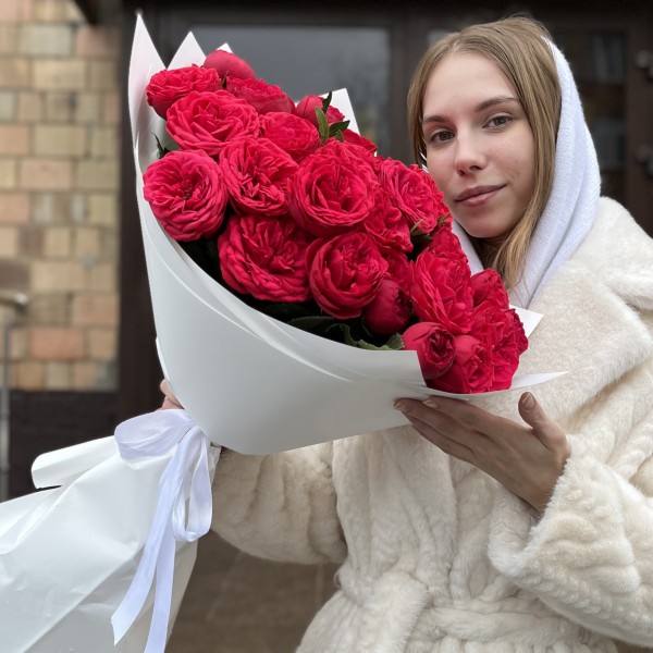 15 красных кустовых пионовидных роз Ред Пиано 70 см