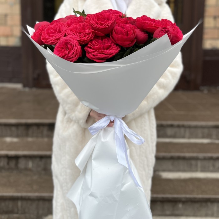 15 красных кустовых пионовидных роз Ред Пиано 70 см
